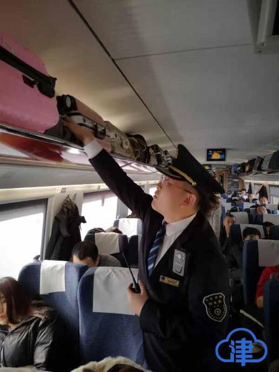 【新春走基层】“红眼高铁”列车长:穿梭高寒地区,更要提升“温度”! 【新春走基层】“红眼高铁”列车长:穿梭高寒地区,更要提升“温度”!