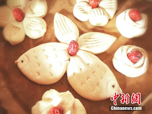 图为村里一户居民家里蒸的枣花馍。 谢艺观 摄 点击进入下一页
