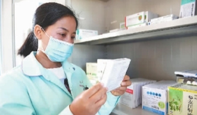 　云南省普洱市澜沧拉祜族自治县酒井乡岩因村卫生室，村医张惠仙正在准备药品。