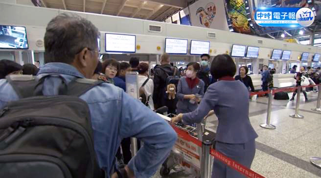 　台湾华航爆发机师罢工事件，旅客无辜权益受损。华航地勤人员在机场作善后处理。（图片来源：台湾“中时电子报”）