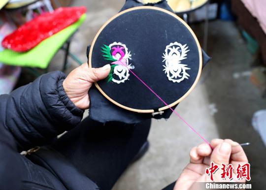 手工绣制虎头图案 李铁锤 摄 手工绣制虎头图案 李铁锤 摄