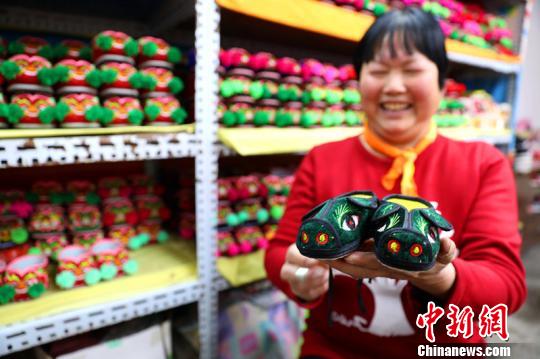 杨新弱自创小猪形象虎头鞋。 李铁锤 摄 杨新弱自创小猪形象虎头鞋。 李铁锤 摄