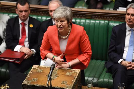2月27日，在英国伦敦，英国首相特雷莎·梅在议会下院进行首相问答。新华社发（英国议会摄影师杰西卡·泰勒摄）