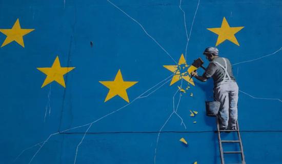 这是2月22日在英国东南部多佛拍摄的英国艺术家班克西的壁画。新华社记者韩岩摄