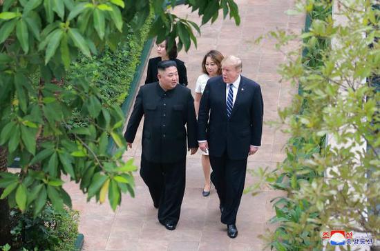 朝中社3月1日提供的照片显示，朝鲜最高领导人金正恩与美国总统特朗普2月28日在越南河内举行会晤。（新华社/朝中社）