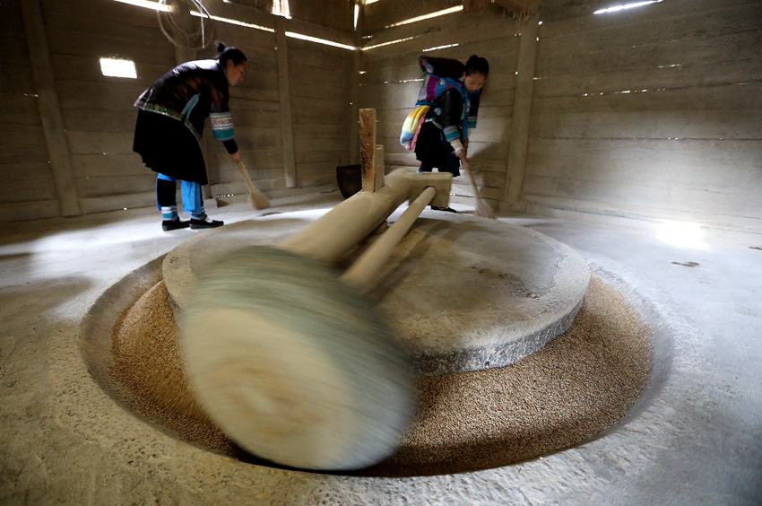 7   3月1日，位于桂黔交界的广西融水苗族自治县杆洞乡尧告苗寨，苗族女青年梁丽花和梁妤在水碾房里打扫散落出槽的稻谷。_副本.jpg