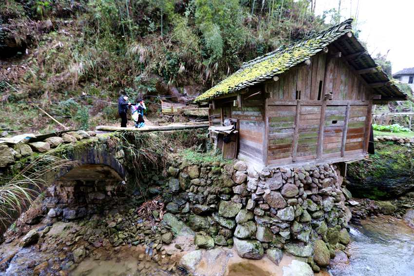 8  3月1日，位于桂黔交界的广西融水苗族自治县杆洞乡尧告苗寨河道两侧的水碾房。_副本.jpg