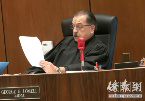 法官向被告宣读判决书。(美国《侨报》 高睿摄) 法官向被告宣读判决书。(美国《侨报》 高睿摄)