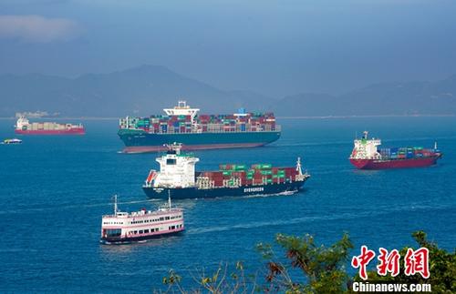 2月18日，中共中央、国务院印发了《粤港澳大湾区发展规划纲要》。纲要指出，巩固和提升香港的国际金融、航运、贸易中心和国际航空枢纽地位，强化全球离岸人民币业务枢纽地位、国际资产管理中心及风险管理中心功能，推动金融、商贸、物流、专业服务等向高端高增值方向发展，大力发展创新及科技事业，培育新兴产业，建设亚太区国际法律及争议解决服务中心，打造更具竞争力的国际大都会。图为繁忙的香港航道。<a target='_blank' href='http://www.chinanews.com/'>中新社</a>记者 张炜 摄