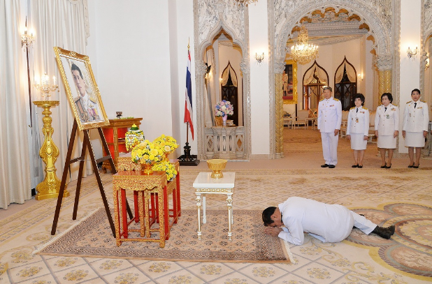 据泰国《世界日报》22报道,巴育着盛装向国王画像行跪拜礼,接受国王