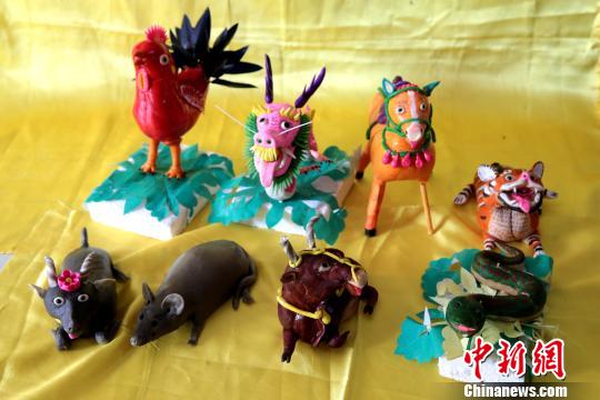 图为王民政制作的生肖面花。　张远 摄