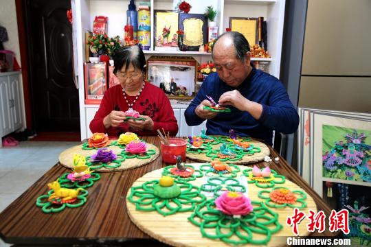图为王民政与老伴合作制作面花。　张远 摄