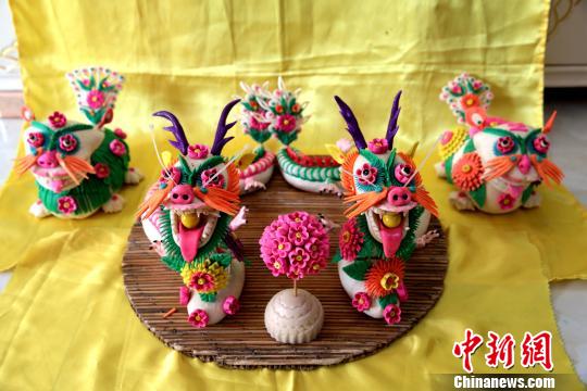图为王民政制作的“二龙戏珠”面花。　张远 摄
