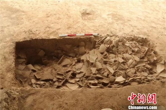 建筑废料堆积坑。陕西省考古研究院