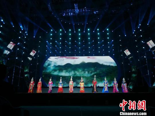 身着传统畲族服饰的畲家女儿表演《原生态畲歌对唱》。　李士明 摄