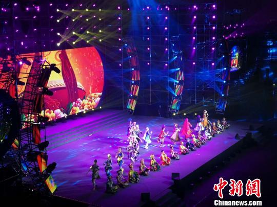 4月3日晚，中央民族歌舞团在浙江苍南进行演出。　李士明 摄