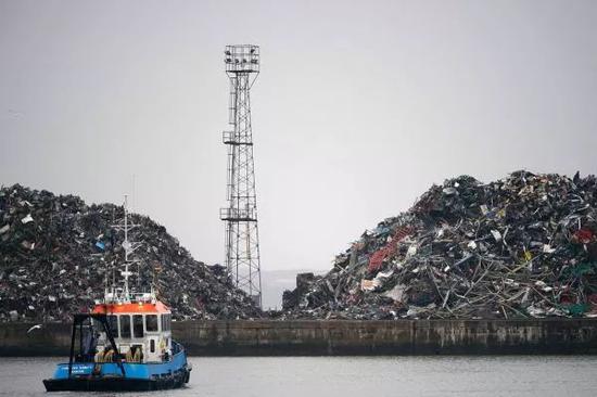 ▲英国利物浦，港口中堆放着等待出口的垃圾。（WIRED）