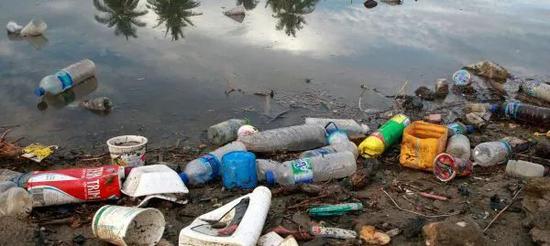 ▲塑料制品被丢弃至海洋中。（联合国网站）
