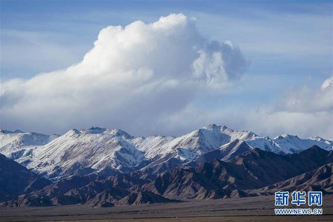 这是位于阿尔金山国家级自然保护区内的雪山(3月30日摄)。 新华社记者 胡虎虎 摄