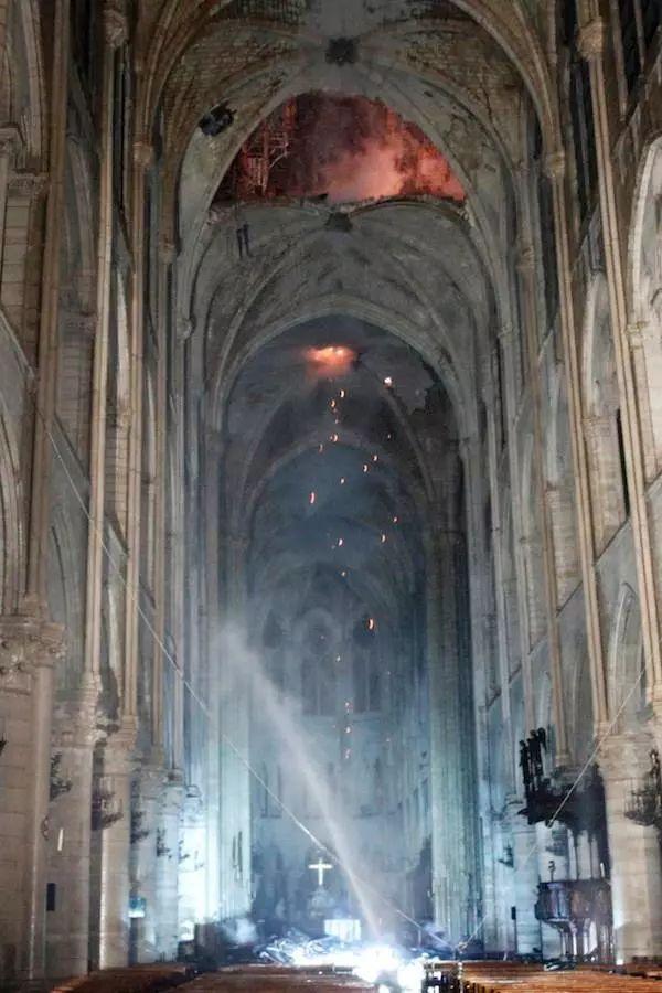 外媒:巴黎圣母院大火被扑灭 进入调查和损失评