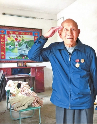 第一代海军老兵观看阅兵直播 他面向北方敬了