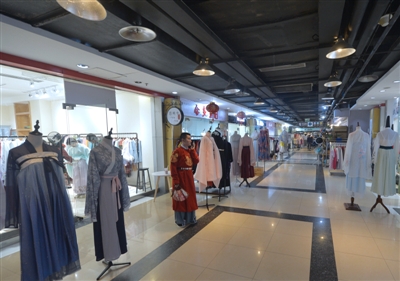 成都街头走一走 汉服比天气更热