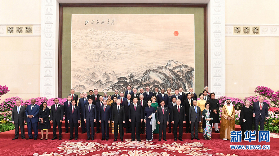 4月26日，国家主席习近平和夫人彭丽媛在北京人民大会堂举行宴会，欢迎出席第二届“一带一路”国际合作高峰论坛的外方领导人夫妇及嘉宾。这是习近平和彭丽媛同外方领导人夫妇及嘉宾合影留念。 新华社记者 谢环驰 摄