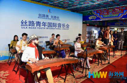 多国留学生共同表演小合唱与古筝演奏.jpg