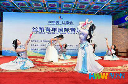 中国地质大学学生艺术团的同学表演藏族舞蹈《天浴》.jpg