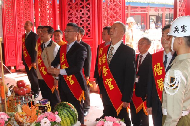 台当局官员今年4月29日参加郑成功祭典（图片来源：台媒）