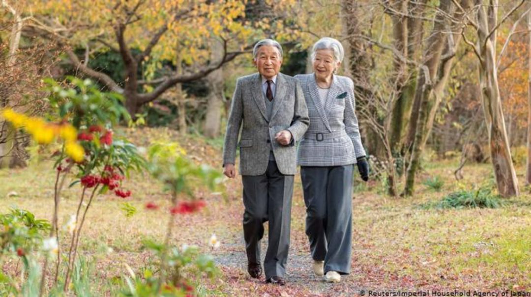 　　△明仁和妻子美智子皇后漫步在林间小路上