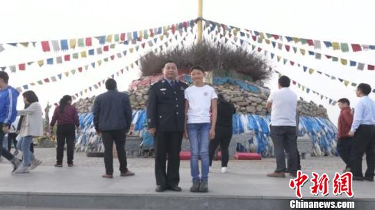 图为父子二人合影留念。 史成燕 摄 图为父子二人合影留念。 史成燕 摄