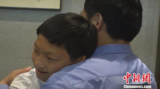 荷兰少年万里寻“亲”:时隔13年与中国警察爸爸续亲情