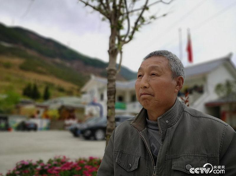 周文寿是二郎山上团结村村民，见证了二郎山近70年的变化。（何川/摄）