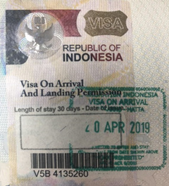 护照上加贴“Visa On Arrival”字样的签证贴纸，并在签证贴纸上加盖“Visa On Arrival”字样的入境章式样。（图片来源：中国驻印尼大使馆网站）