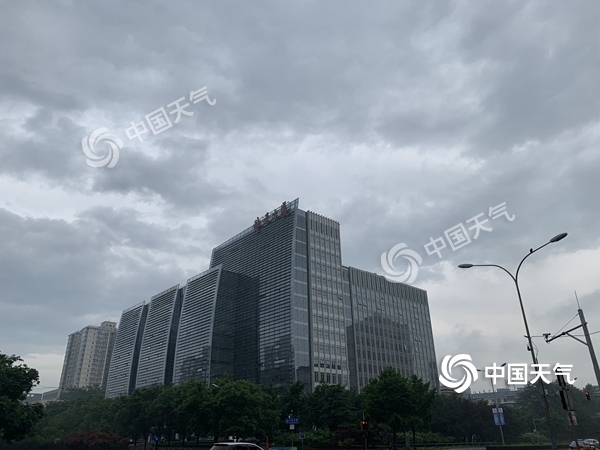 今晨北京雨水扰城 今日最低温仅13℃风力较大