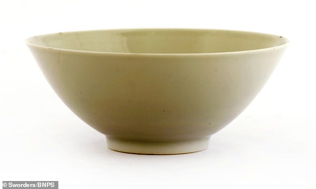 13650980-7043863-The_300_year_old_bowl_was_bought_by_a_Briton_for_20_in_the_1980s-m-13_1558174488946.jpg