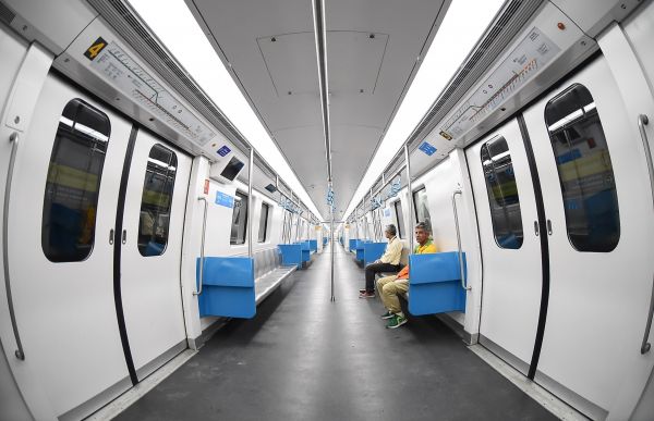 6、2016年8月1日，巴西里约地铁4号线首日运行，乘客坐在中国中车长客股份公司制造的轨道列车上。在里约为奥运开通的地铁4号线上，60%的车辆来自中国中车长春轨道客车股份有限公司。（新华社）