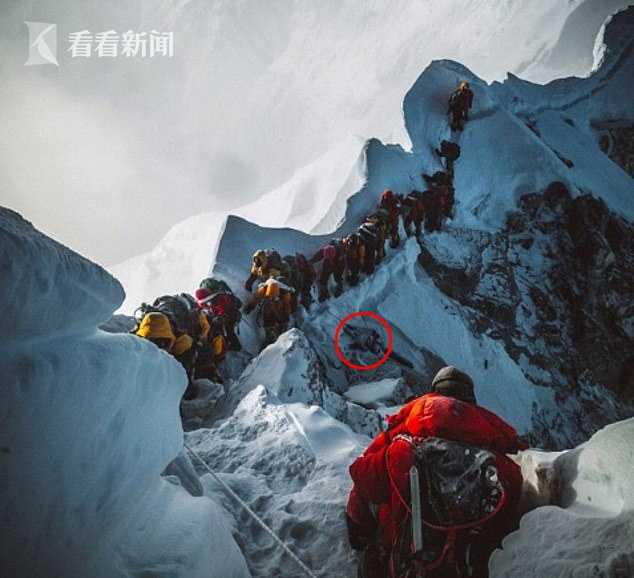 11死登山者拍下登珠峰长队跨过死去悬挂着的人