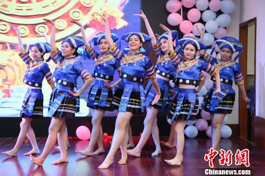 图为留学生们表演的壮族舞蹈《壮家姑娘》 蒋光朝 摄