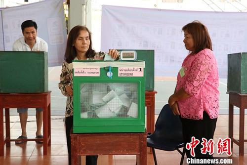资料图：泰国选民在曼谷一个投票站投票。