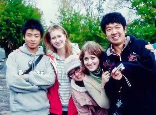 ãä¹å¨ä¸­ä¿ä¸¨ä»ä»¬çæäºãçä¿æ¶åãå°æååæçæäº