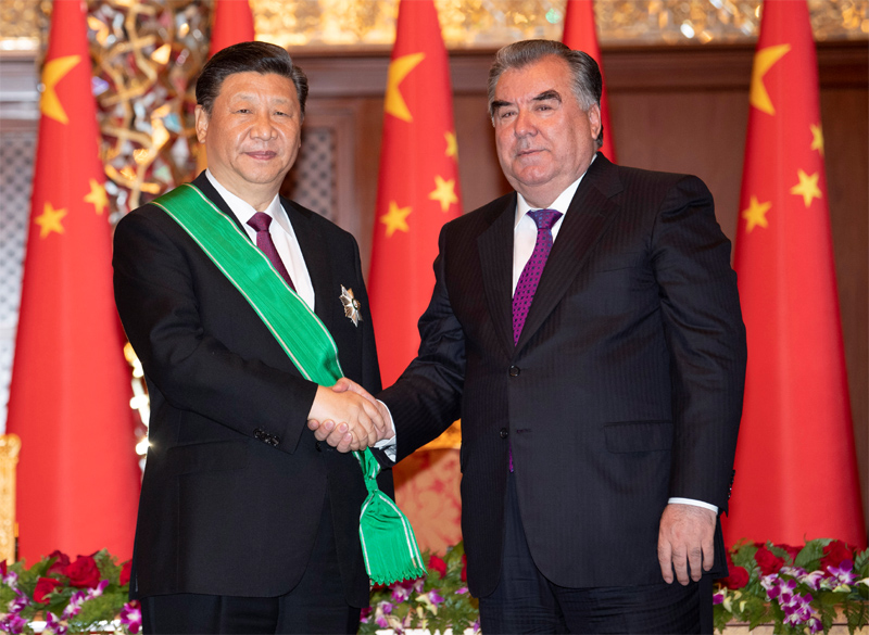 6月15日，国家主席习近平在杜尚别出席仪式，接受塔吉克斯坦总统拉赫蒙授予“王冠勋章”。新华社记者 沙达提 摄
