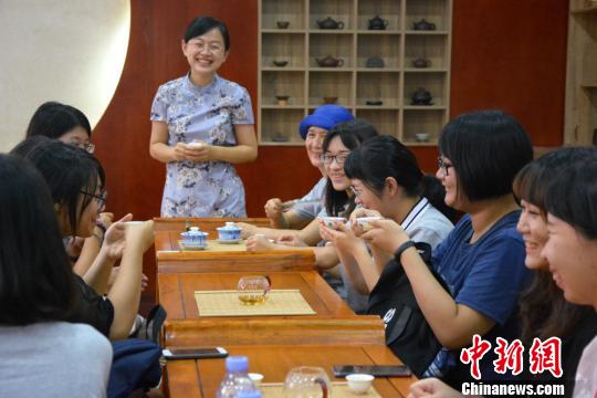 2019海峡两岸闽南文化研习营营员们体验闽南特色的茶艺课堂。　龚雯 摄