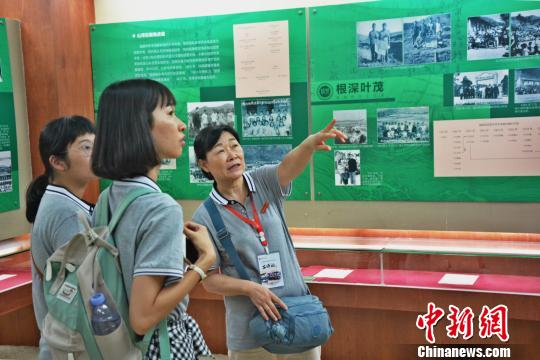 台湾青年实地参观闽南师范大学福建侨乡文化馆。　龚雯 摄
