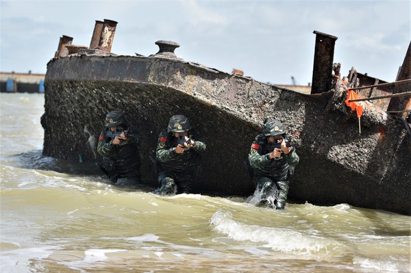 6、特战队员在海边隐蔽搜索“暴恐分子”.jpg