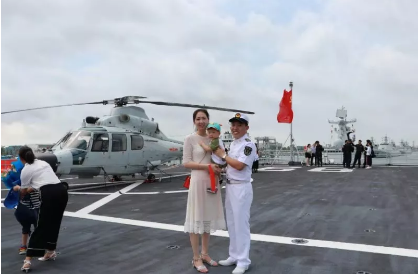 专题 领航新征程 > 正文这是海军陆战队队员李辉行的小儿子 他这次