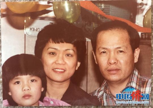 中国侨网上世纪70年代，吕诗澄（右一）与太太和女儿在美国的合影。　受访者供图　摄