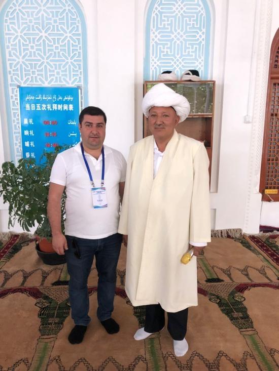 土耳其《光明报》记者吐奇·阿科奇在和田清真寺采访。