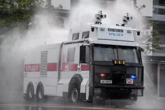 港警水炮车亮相反对派现场捣乱遭何君尧怒斥